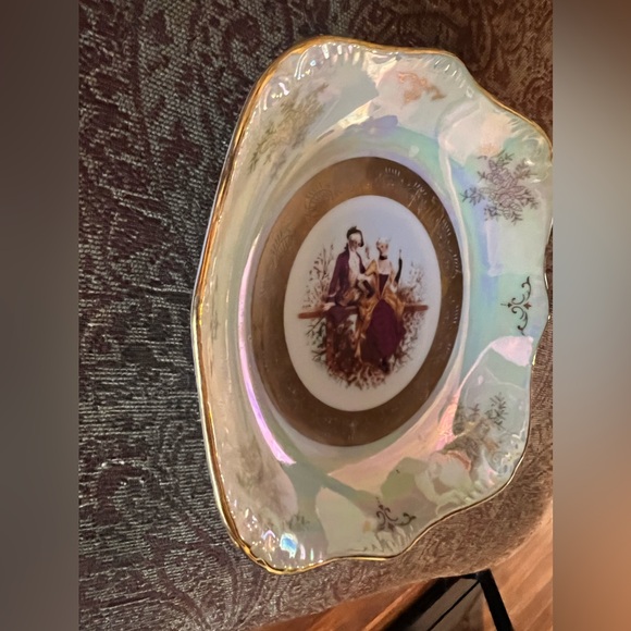 A rare vintage serving plate, iridescent colonial couple - Picture 2 of 4